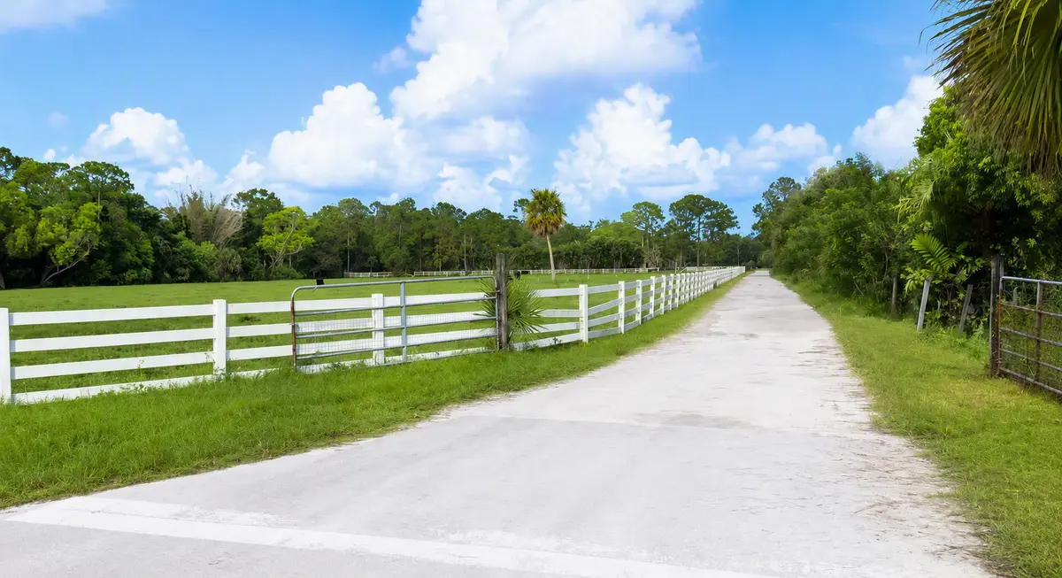Community Amenities at 1812 B Road, Loxahatchee Groves
