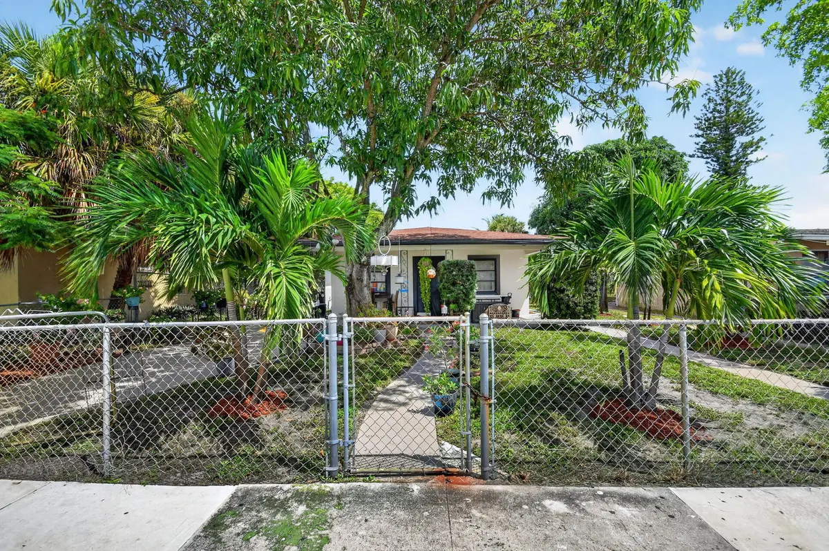 FULLY FENCED VIEW OF FRONT at 1020 S K Street, Lake Worth Beach