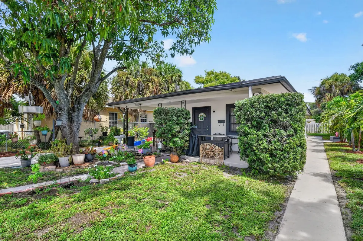 WALKWAY TO UNIT 2 at 1020 S K Street, Lake Worth Beach