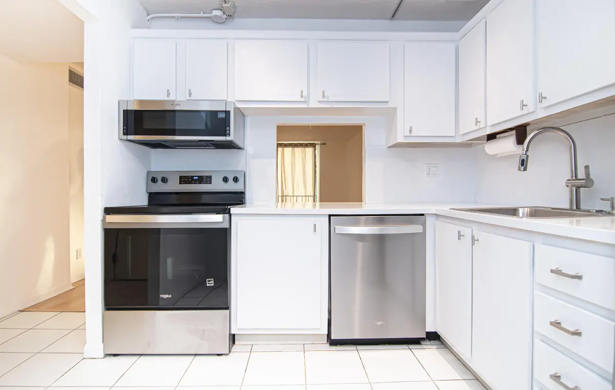 V10_3342 at 1800 N Andrews Avenue 3i, Fort Lauderdale