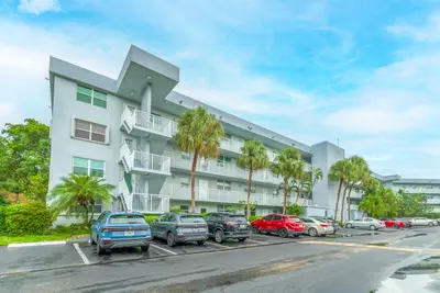 101 ROYAL PARK Drive 1C, Oakland Park – Condominium for sale