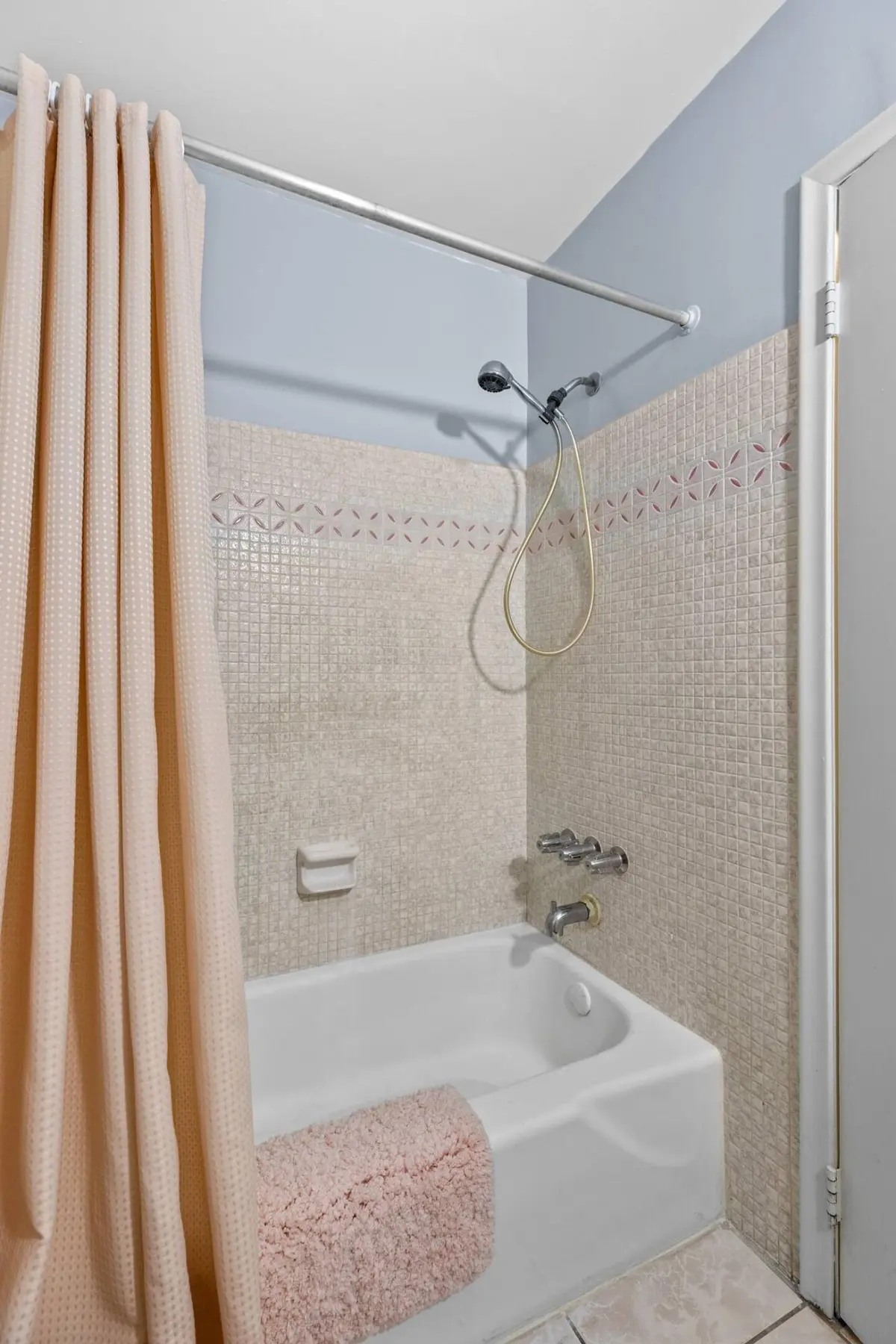 f8ff5706-7e91-411e-95c0-24cff1c04a75 at 1826 Sherman Street Apt 6, Hollywood