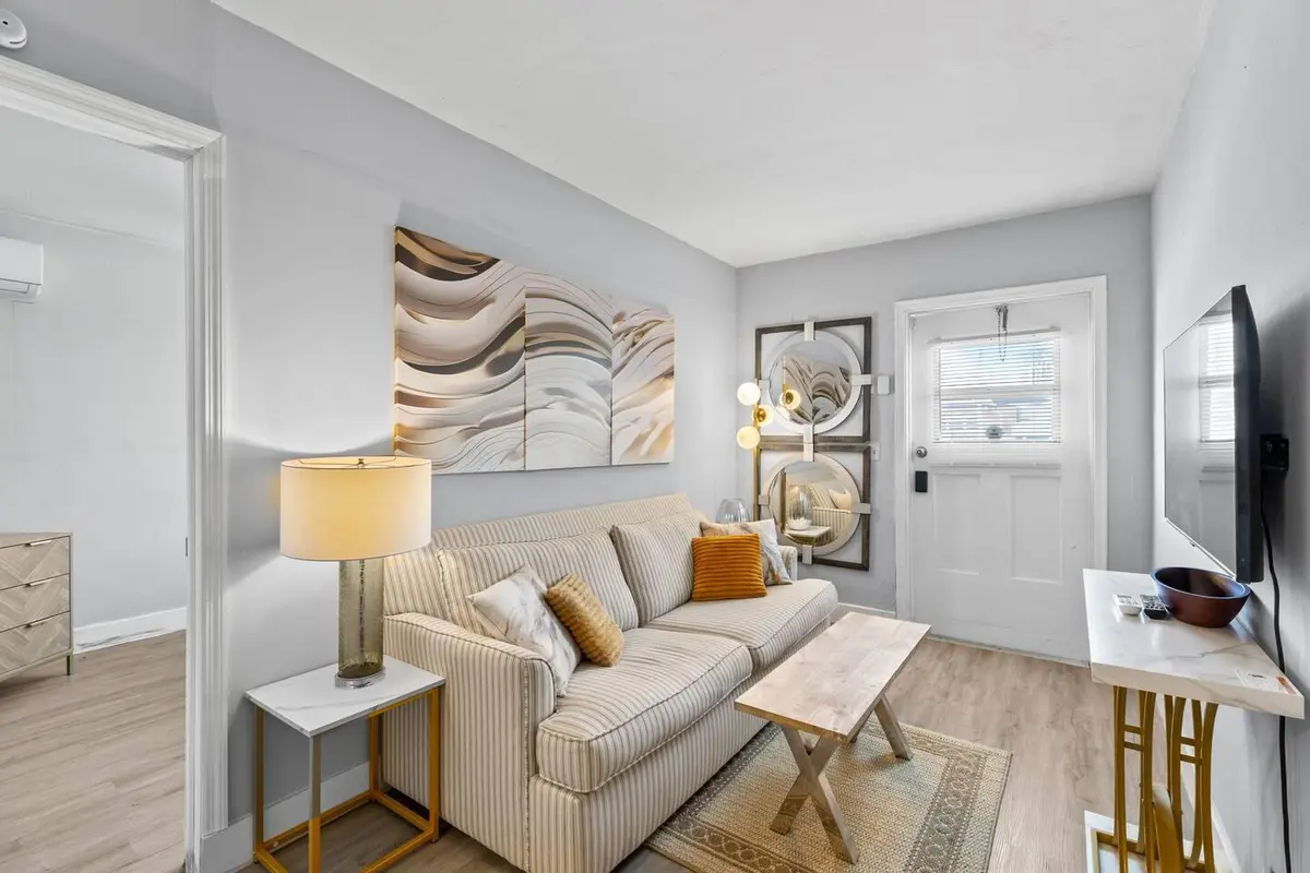 85f6a78d-94f7-4e53-90c3-b06acf88640e at 1826 Sherman Street Apt 8, Hollywood