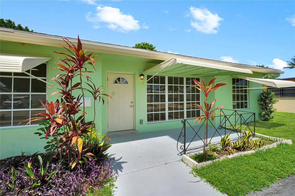 Photo 2 at 917 SE 15th Court, Deerfield Beach