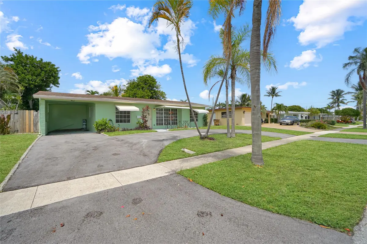 Photo 3 at 917 SE 15th Court, Deerfield Beach