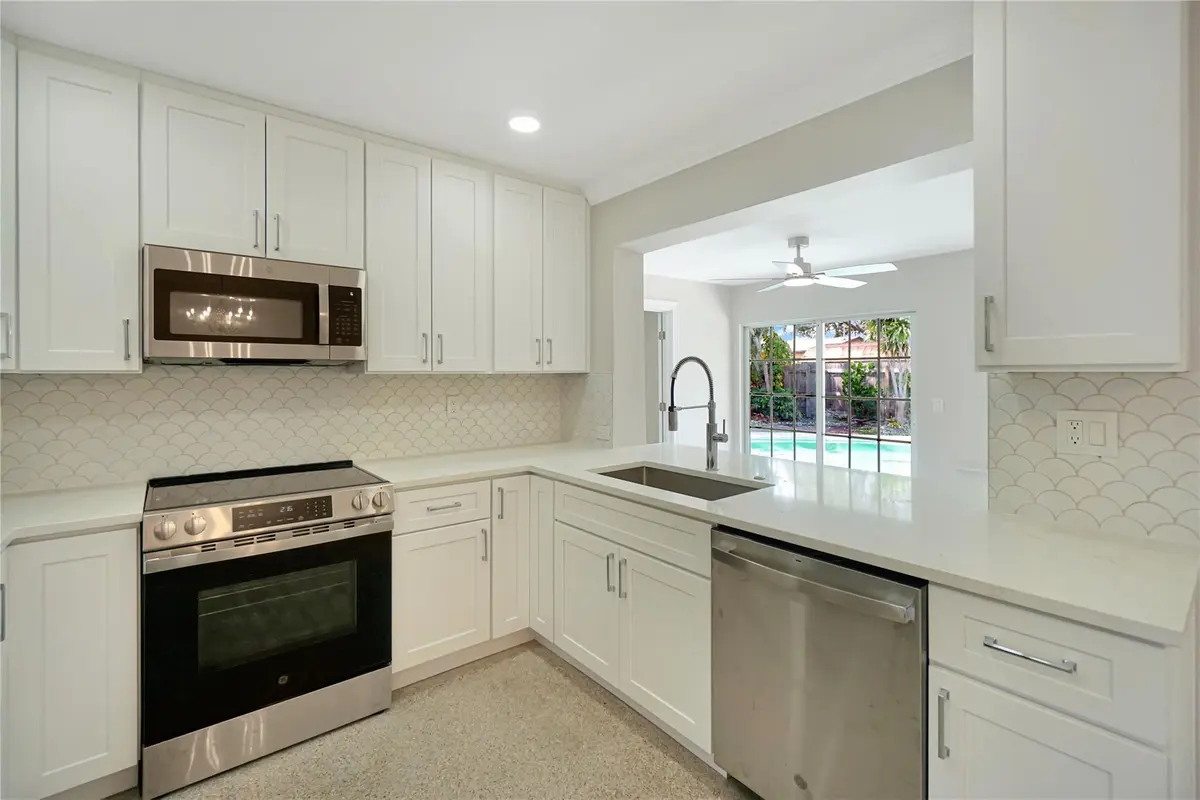 Photo 8 at 917 SE 15th Court, Deerfield Beach