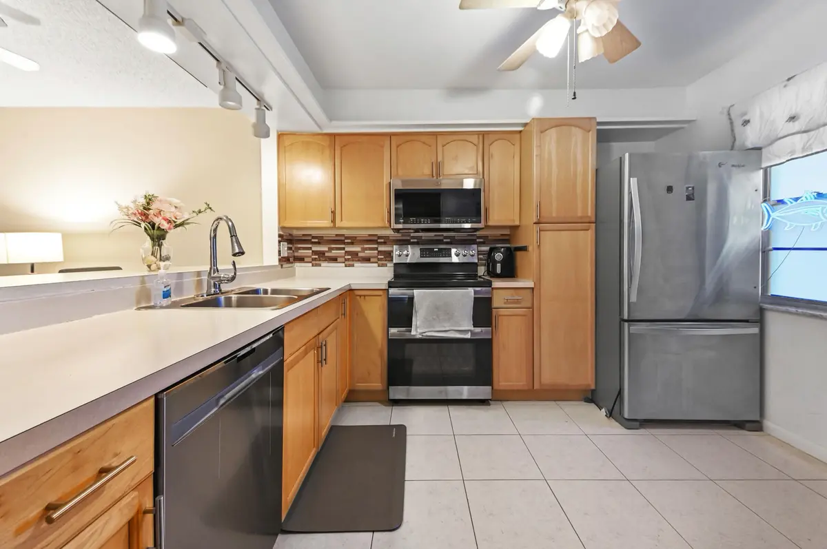 05 Kitchen 01 at 2302 SUNRISE Boulevard 206, Fort Pierce