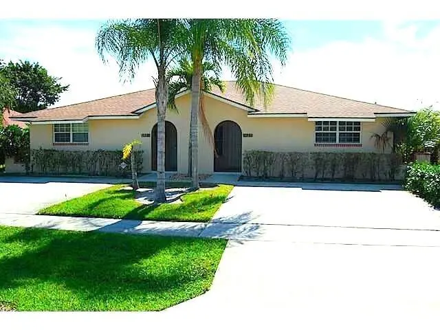 Outside at 1427 Riverside Circle, Wellington