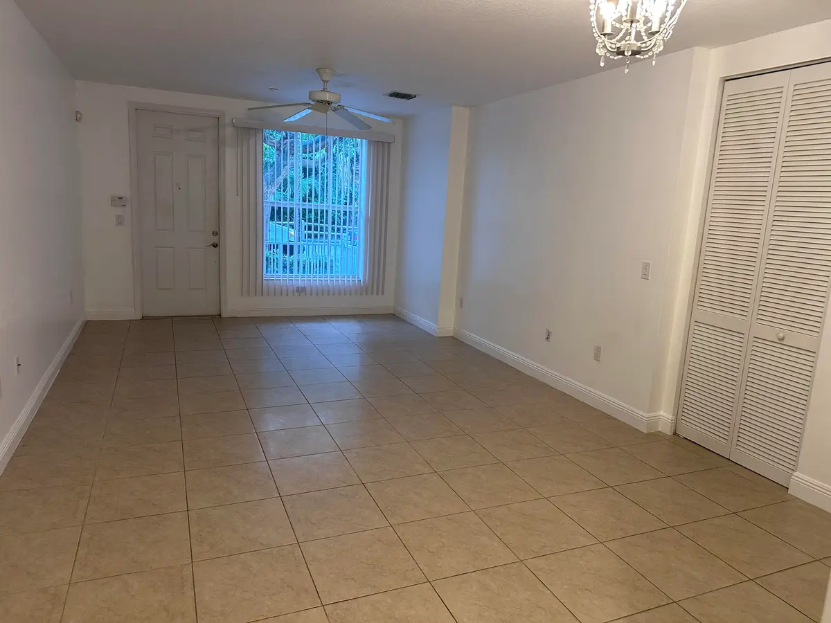 Living at 252 SW 14TH Avenue 252, Fort Lauderdale