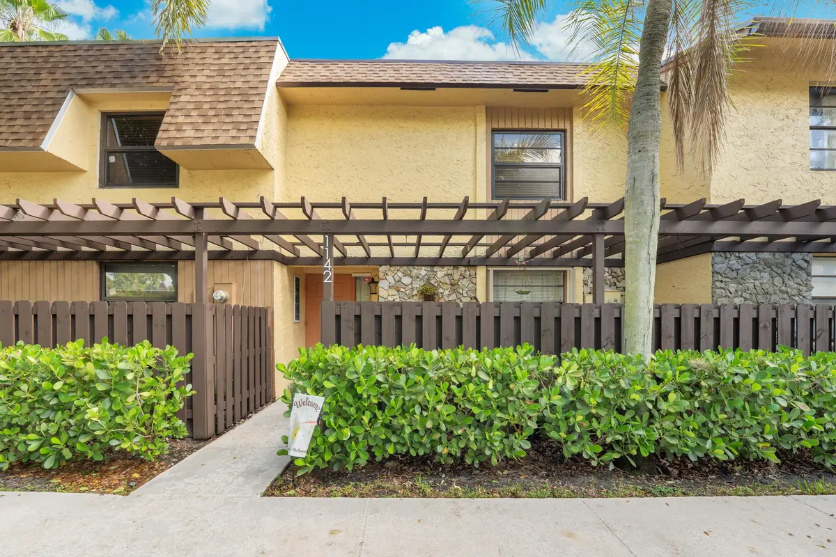 Front View at 1142 N University Drive, Plantation