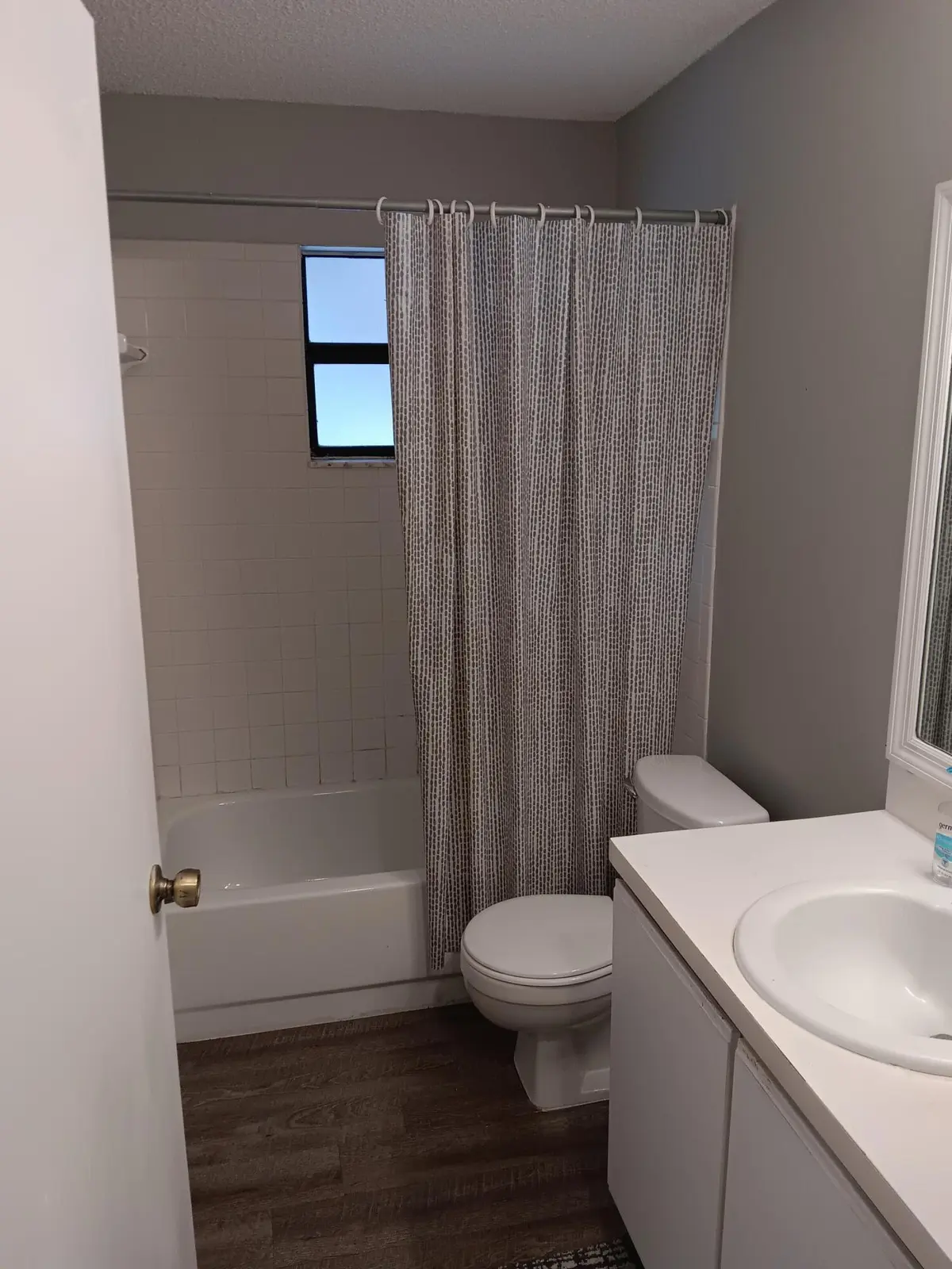 hall bath at 1507 HAWTHORNE Place, Wellington