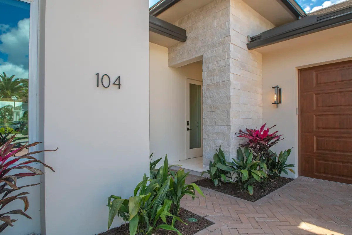 Home Delivery Center Entry at 104 SE RIO CASARANO, Port St. Lucie
