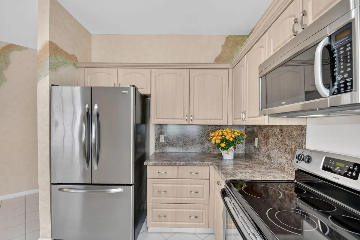 Large eat-in-kitchen at 11691 Briarwood Circle, Boynton Beach