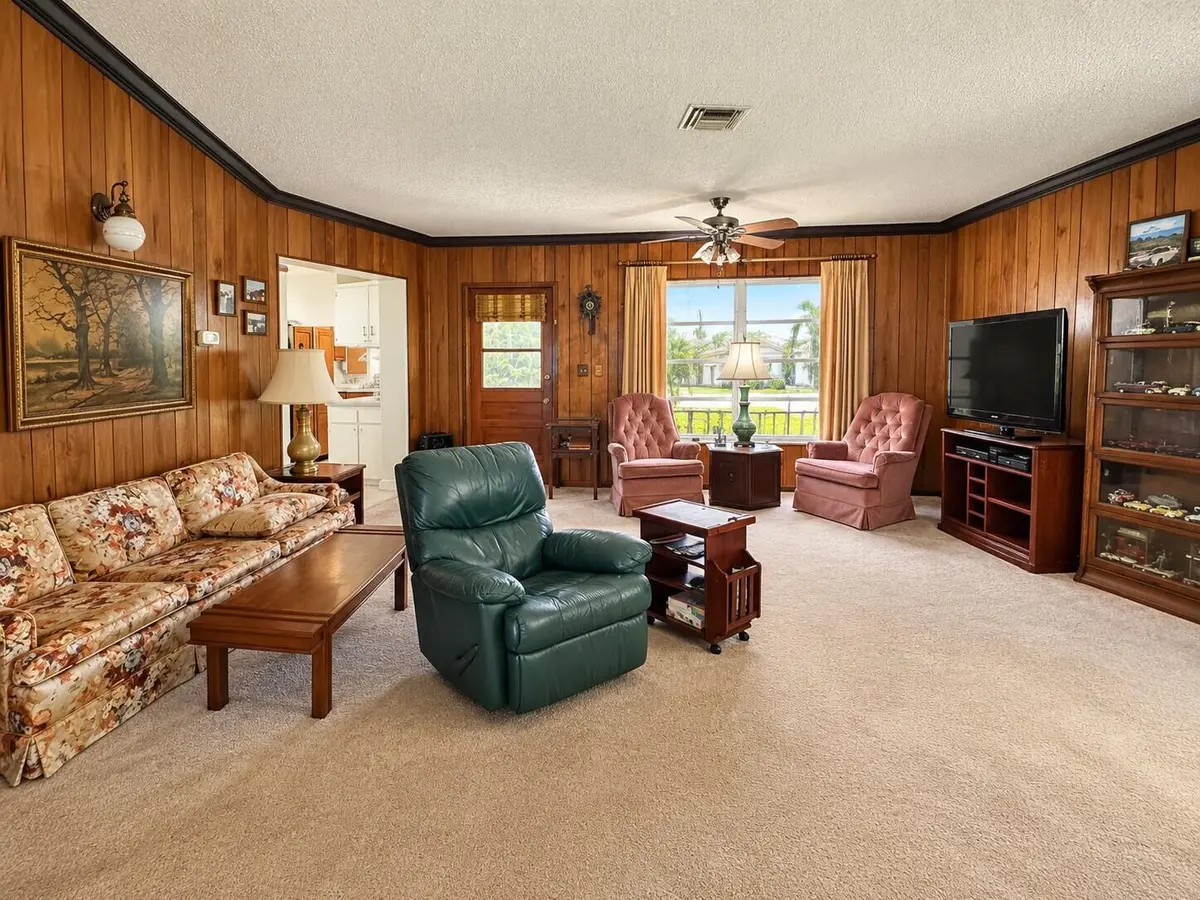 Family Room at 110 SE 3rd Avenue, Boynton Beach