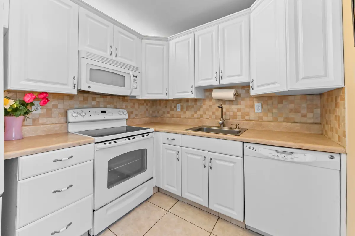 10 Kitchen 02 at 426 Burgundy I, Delray Beach