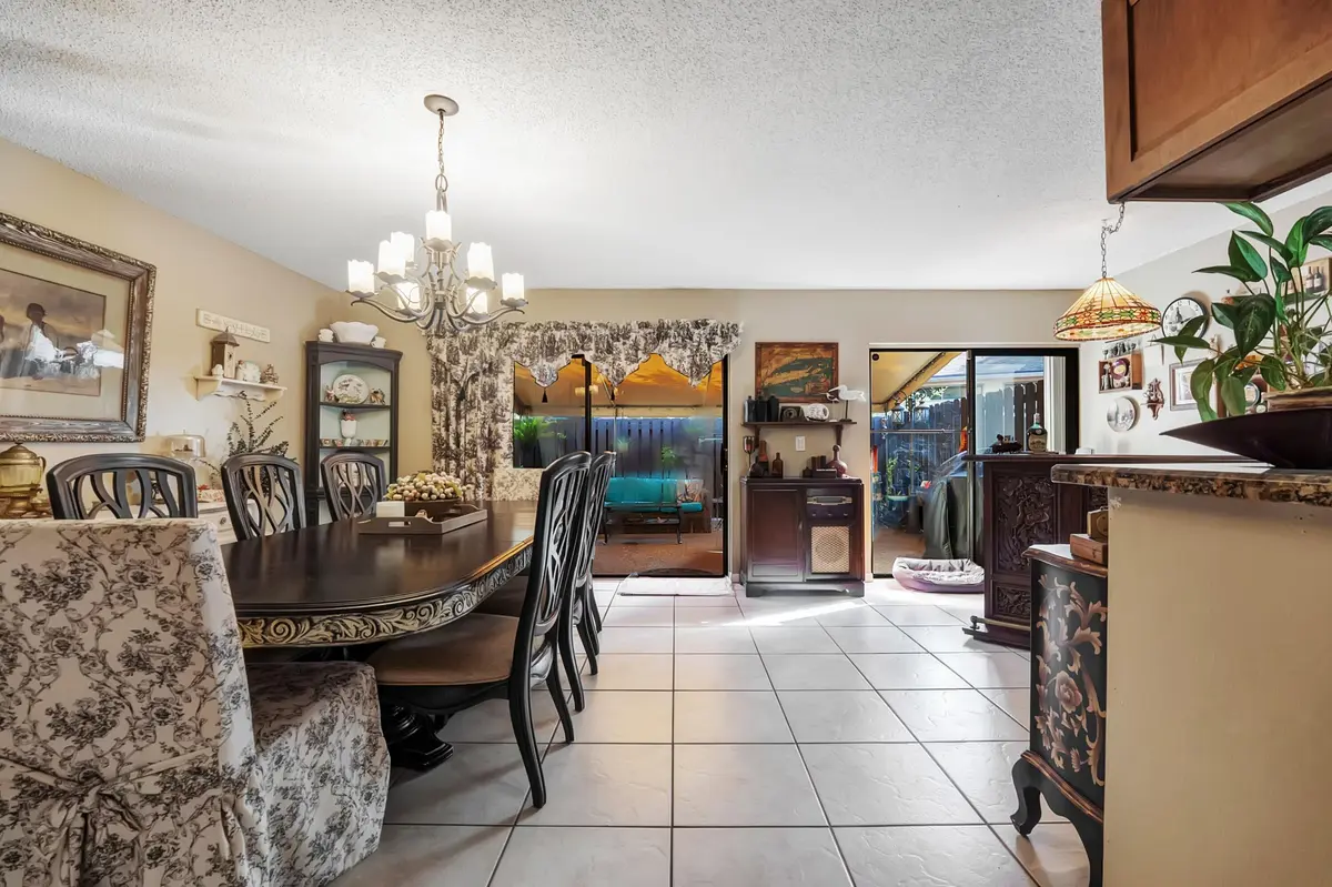 Dining - patio at 1142 N University Drive, Plantation