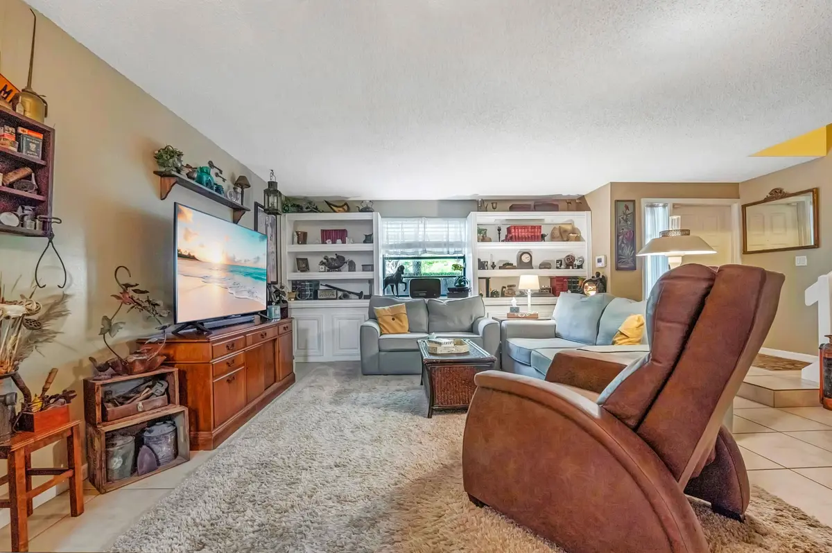 Livingroom at 1142 N University Drive, Plantation
