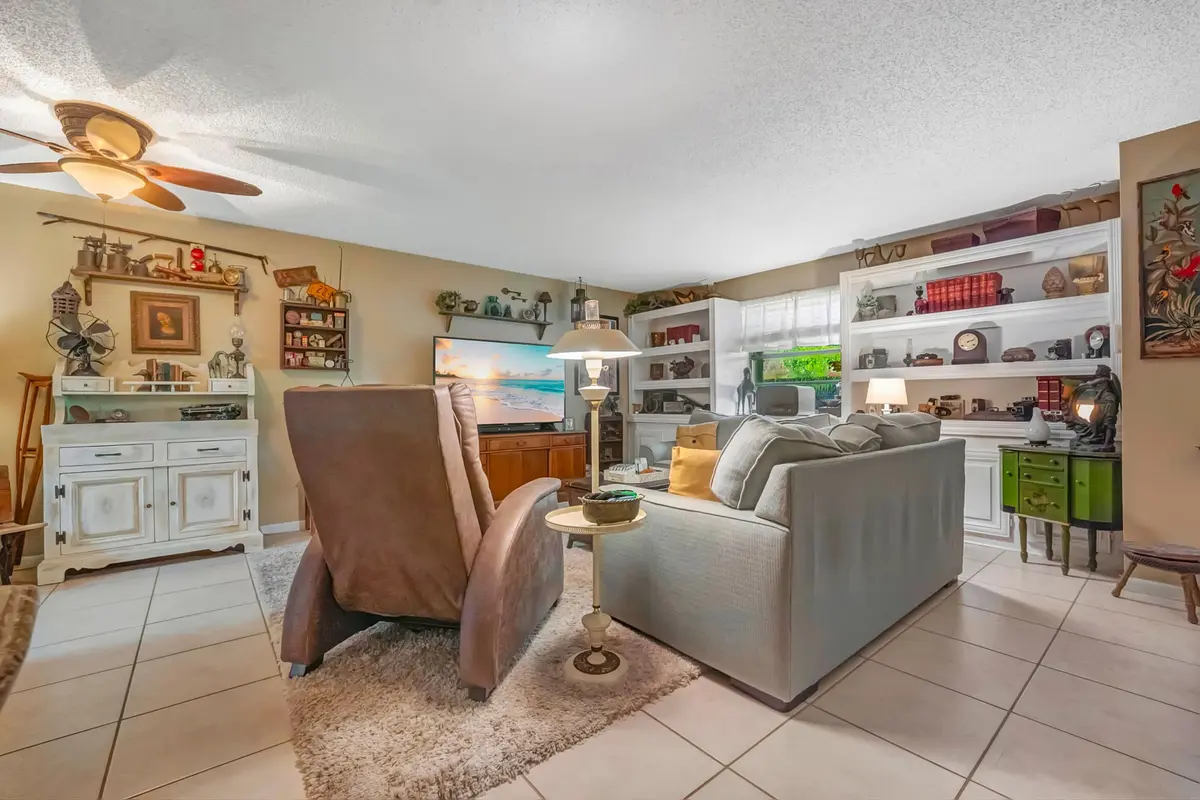Lr view from entry way at 1142 N University Drive, Plantation