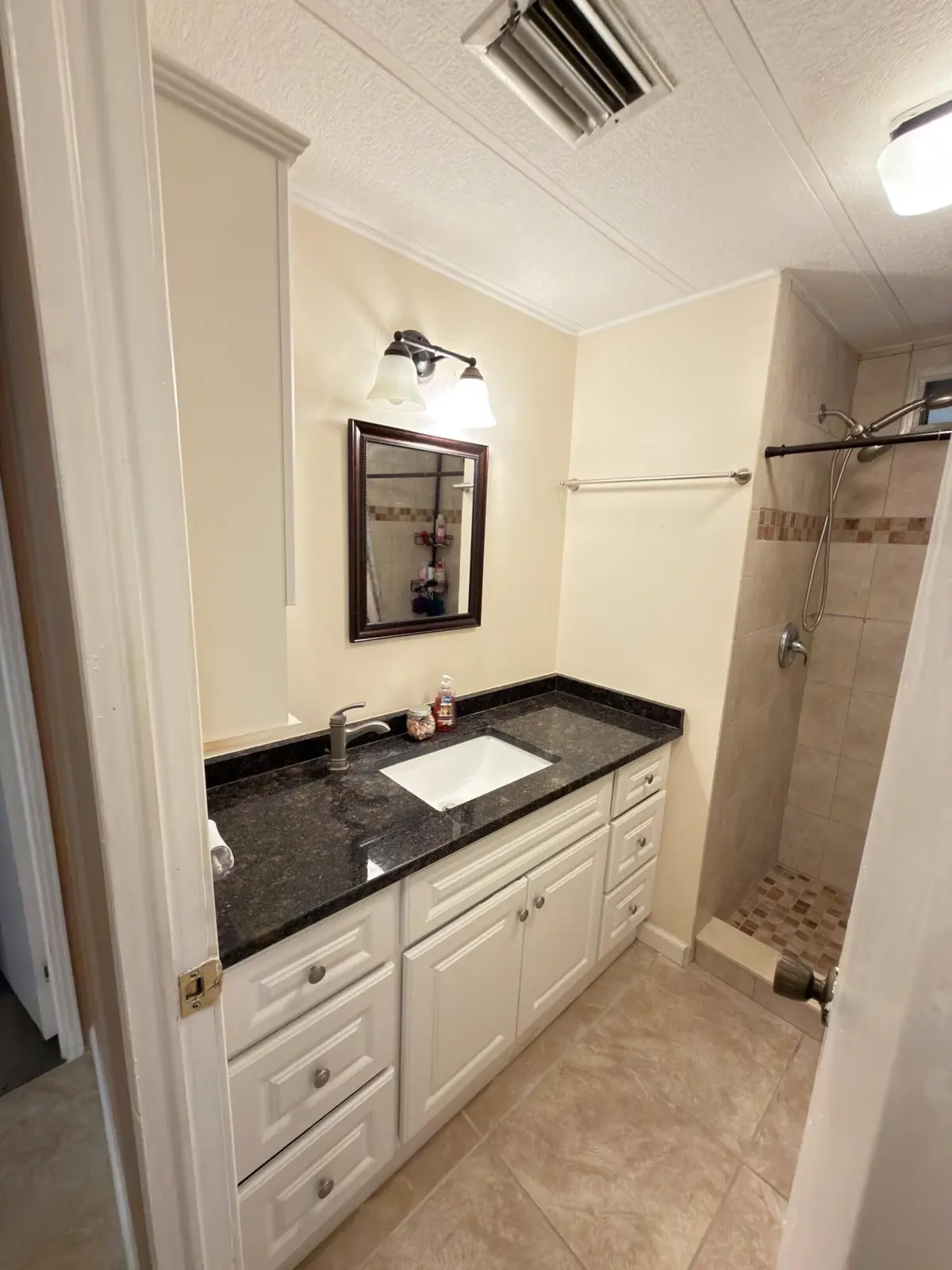 guest bath at 7337 SE SWAN Avenue, Hobe Sound