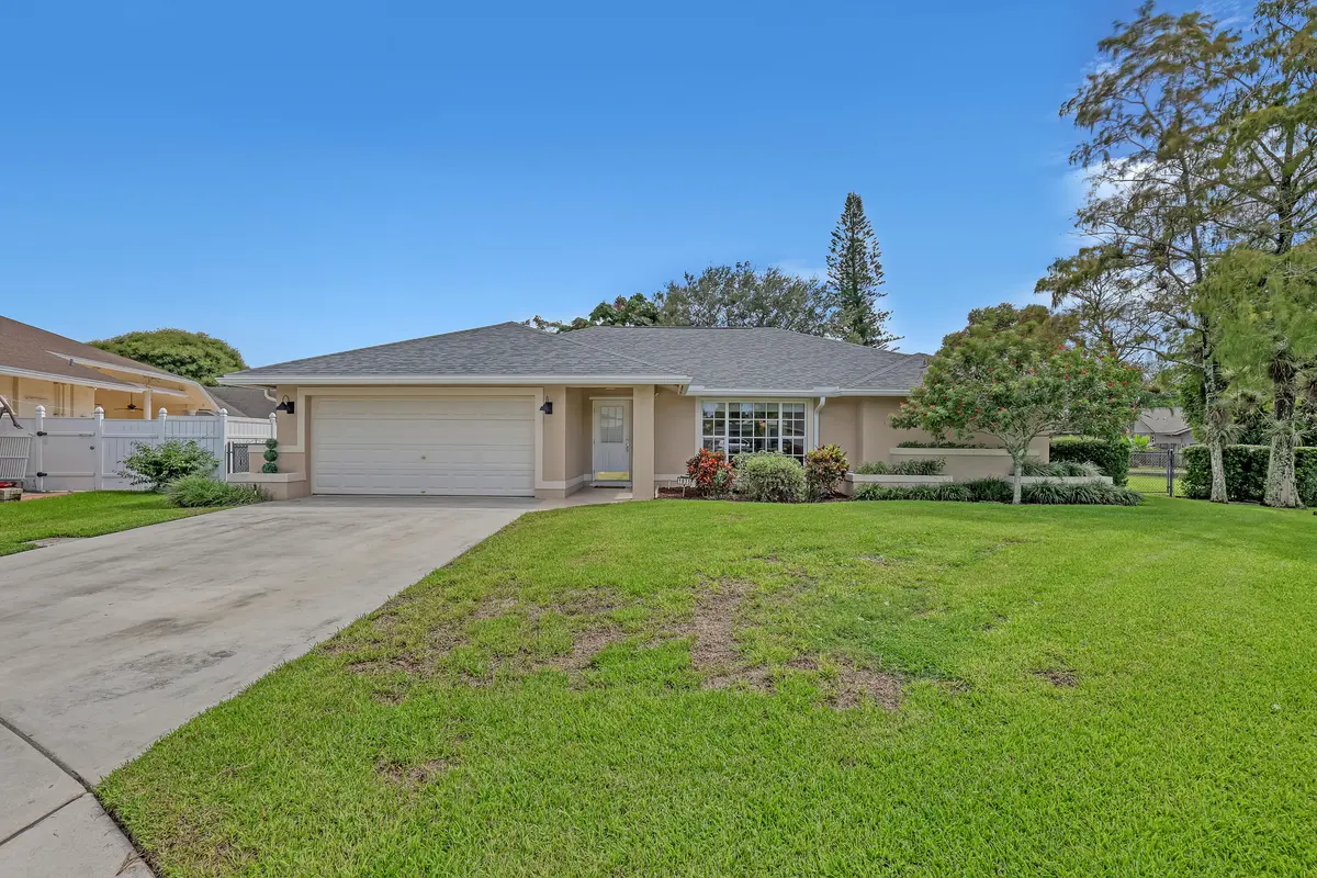 Front at 1835 Moonflower Circle, Wellington