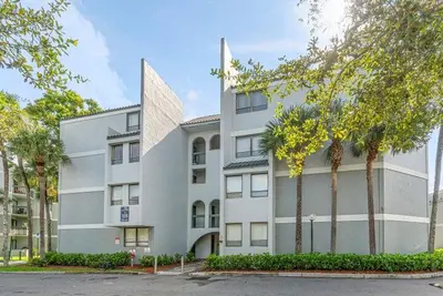 1880 N Congress Avenue 104, West Palm Beach – Condominium for sale