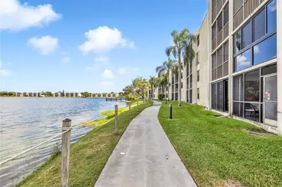 118 Lake Emerald Drive 103, Oakland Park – Condominium for sale