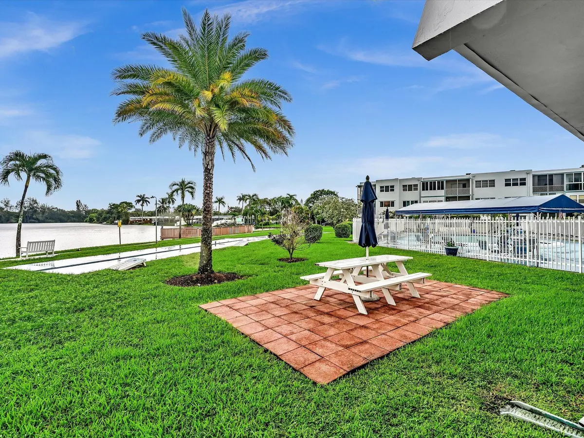 Yard at 2309 Park Lane 316, Hollywood
