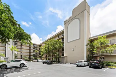 8 N ROYAL PALM Way 6040, Boca Raton – Condominium for sale