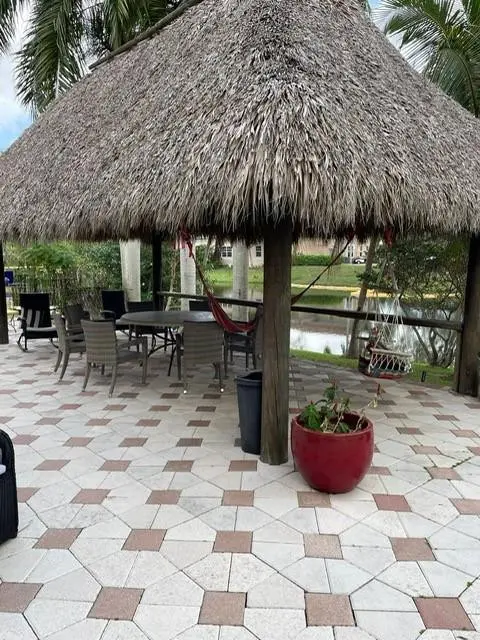 Outdoor Tiki at 5532 ESTATE OAK Circle, Hollywood