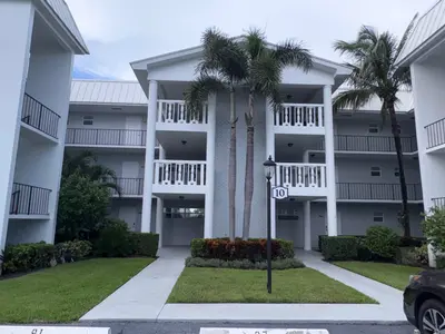 10 COLONIAL CLUB Drive 305, Boynton Beach – Condominium for sale