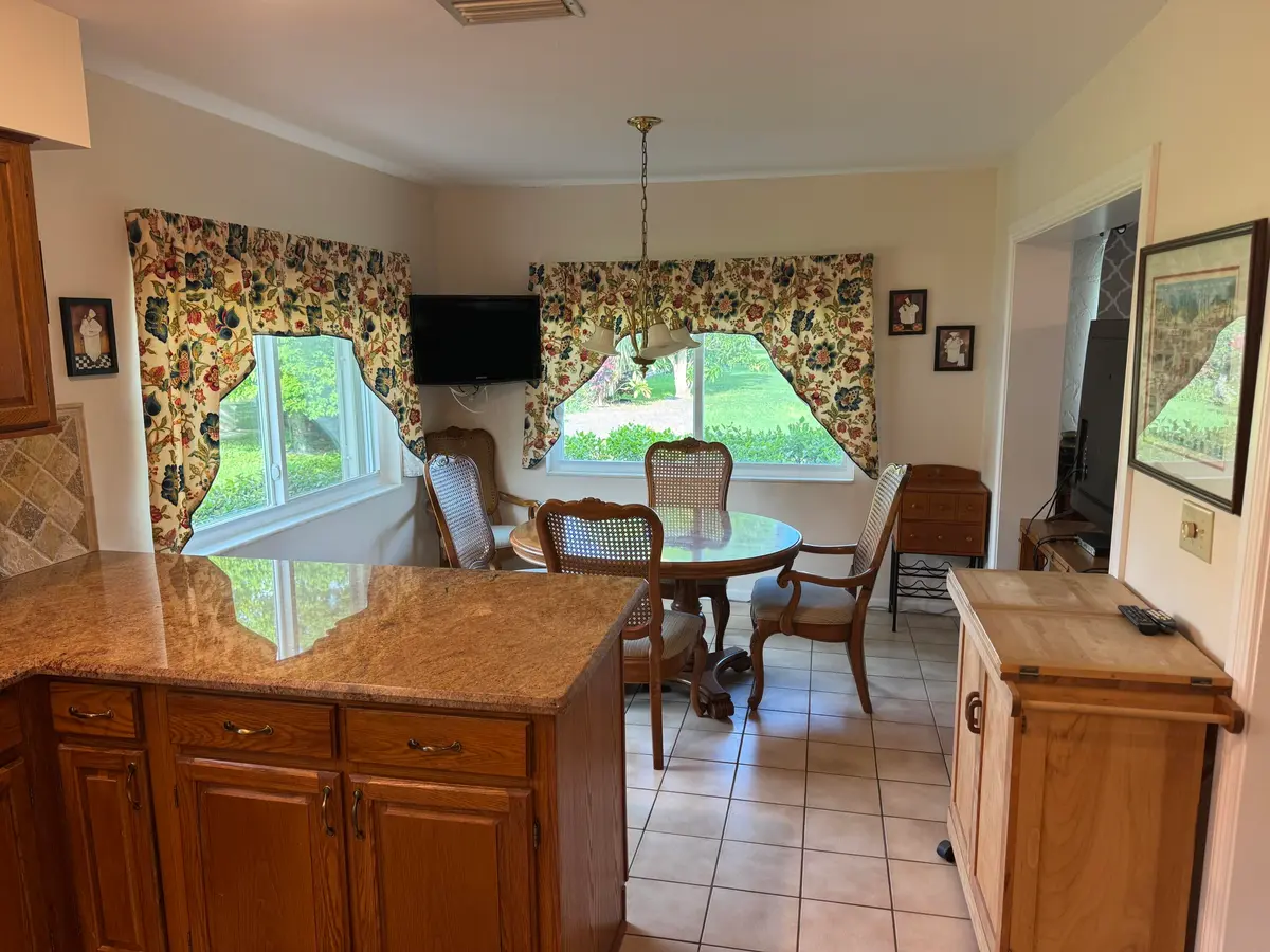 eat in at 10548 GREENTRAIL Drive, Boynton Beach