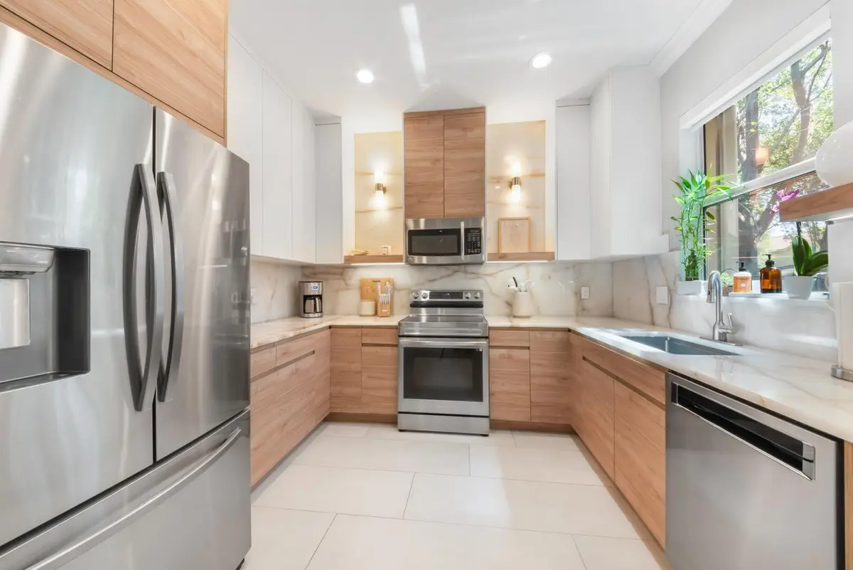 Quartz Backsplash at 7686 CORKWOOD Avenue, Boynton Beach