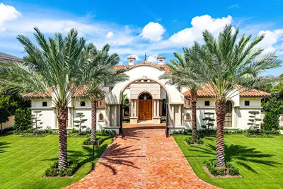2055 Royal Palm Way, Boca Raton – Single Family Residence for sale