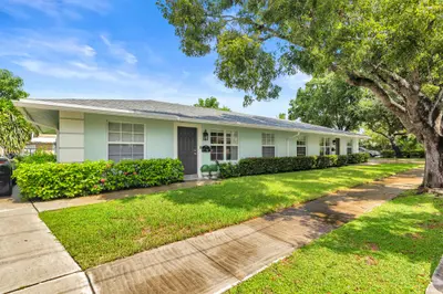 705 New York Street, West Palm Beach – Duplex for sale