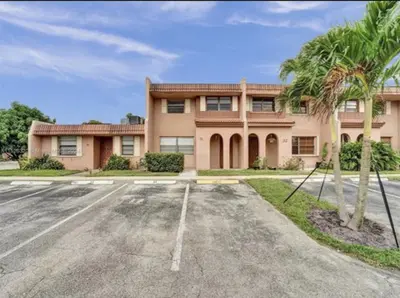 31 SEVILLE Circle 2-49, Davie – Condominium for sale