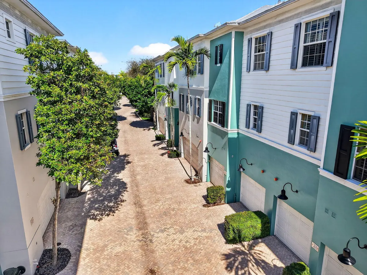 TWO CAR GARAGE at 361 W Mallory Circle, Delray Beach