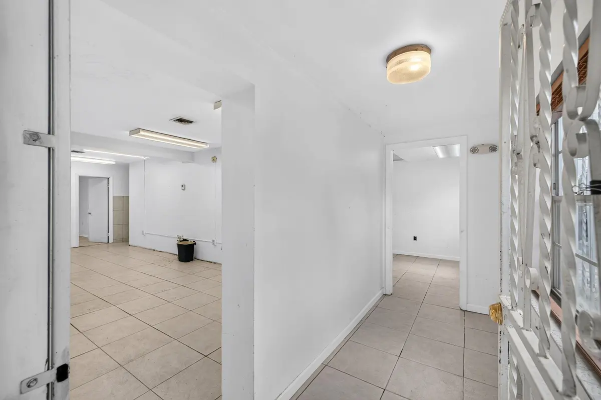 6-web-or-mls-699A5432 at 130 NE 51ST Street, Oakland Park