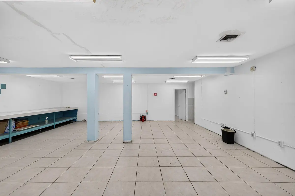 7-web-or-mls-699A5435 at 130 NE 51ST Street, Oakland Park