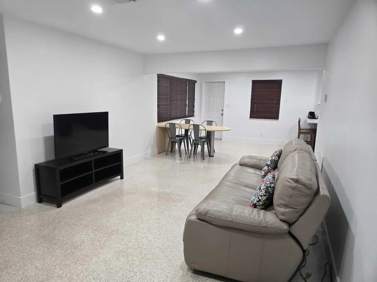 WhatsApp Image 2026-09-17 at 14.54.44 (4 at 1140 SW 32ND Street, Fort Lauderdale