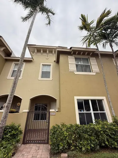 236 Lake Monterey Circle, Boynton Beach – Townhouse for rent