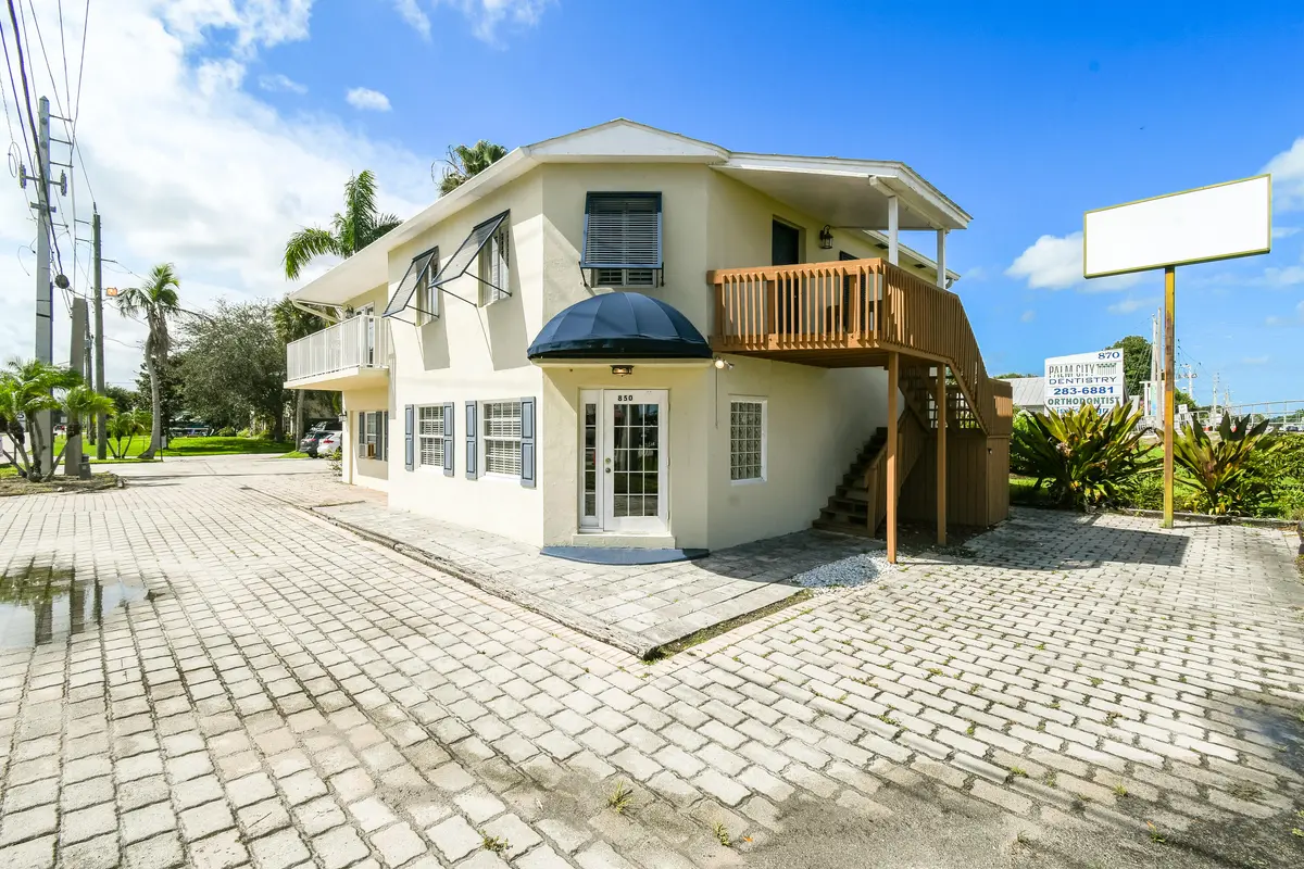 corner view at 850 SW MARTIN DOWNS Boulevard, Palm City
