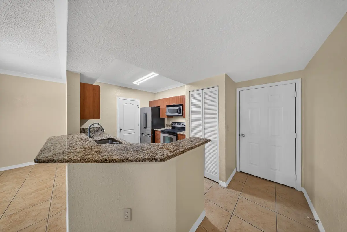 8 kitchen at 150 SW Peacock Boulevard 26-102, Port St. Lucie