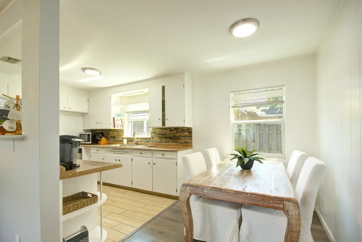 Dining at 434 58th Street, West Palm Beach