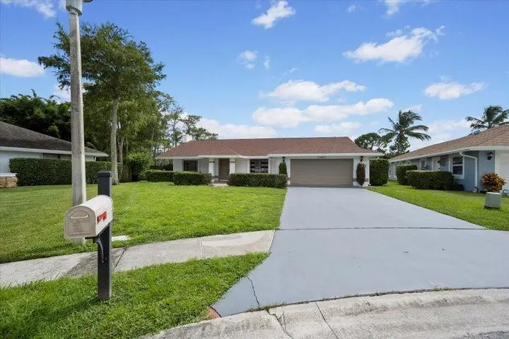Front at 13950 BARBERRY Court, Wellington