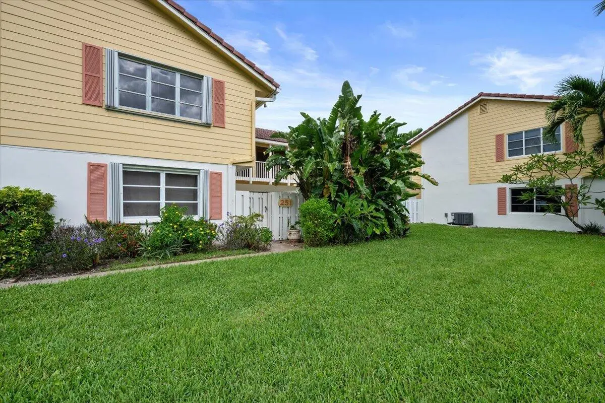 Front Gate at 251 SEABREEZE Circle, Jupiter