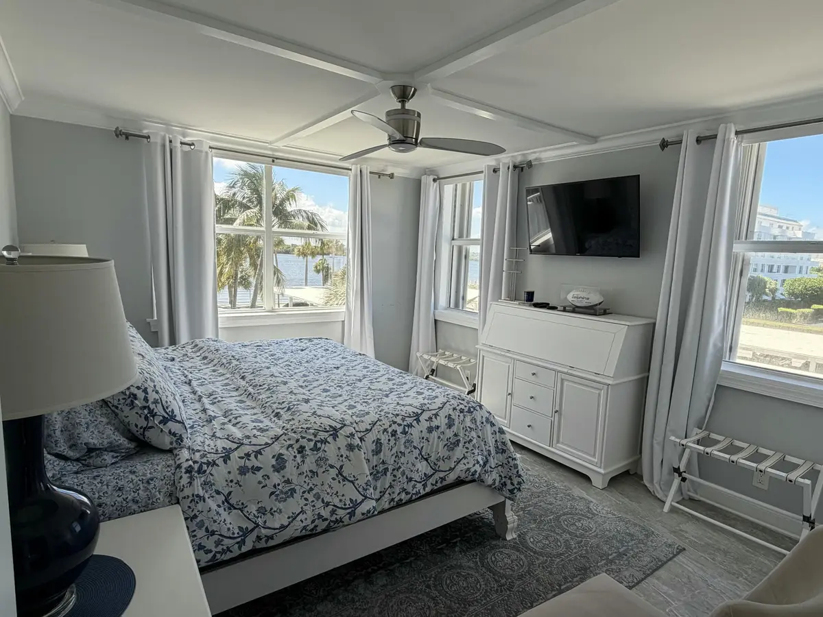 la palma 301 masterbr at 2860 S Ocean Boulevard 301, Palm Beach