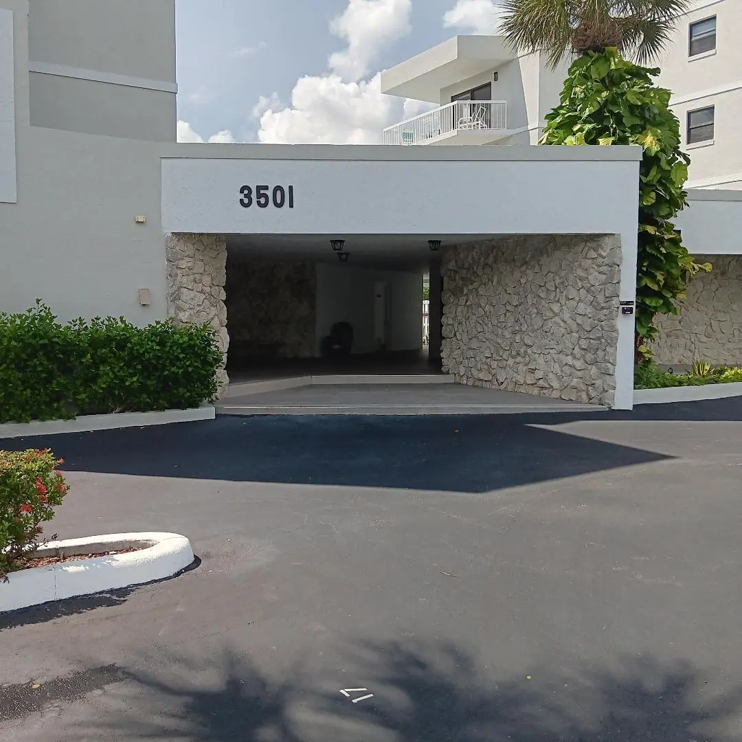 courtyard at 3501 S OCEAN Boulevard 107, South Palm Beach