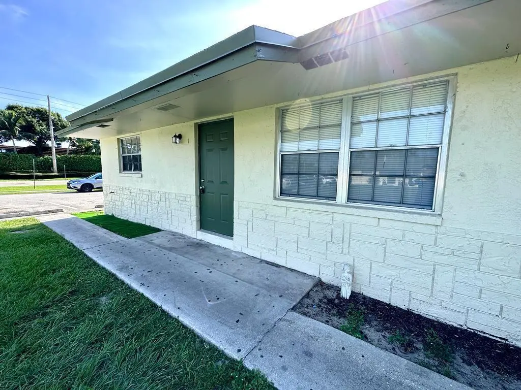 0cd7b9e1-50cc-4047-ab4a-76ef01485e80 at 812 Center Street Unit 3, Jupiter
