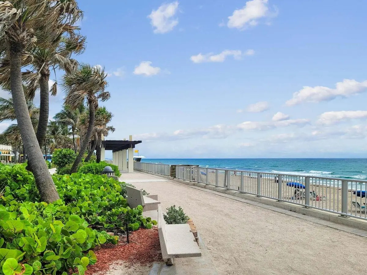 la palma beach access at 2860 S Ocean Boulevard 301, Palm Beach