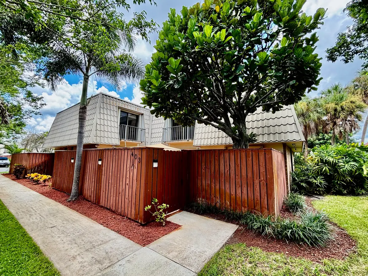 FACADE at 1700 Embassy Drive 403, West Palm Beach